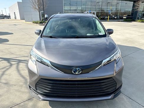 Used 2021 Toyota Sienna LE w/ LE Plus Package image 4