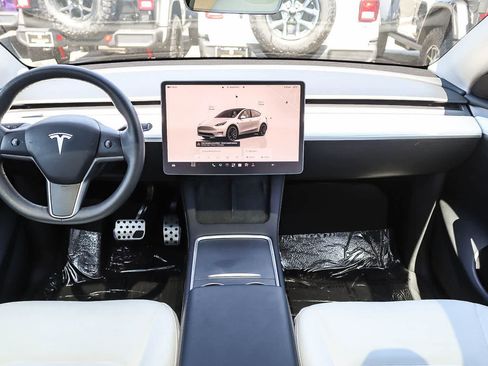 Used 2023 Tesla Model Y Performance AWD/4WD image 11