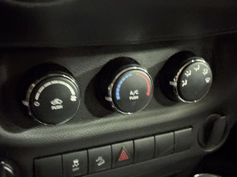 Used 2018 Jeep Wrangler Sport AWD/4WD image 15