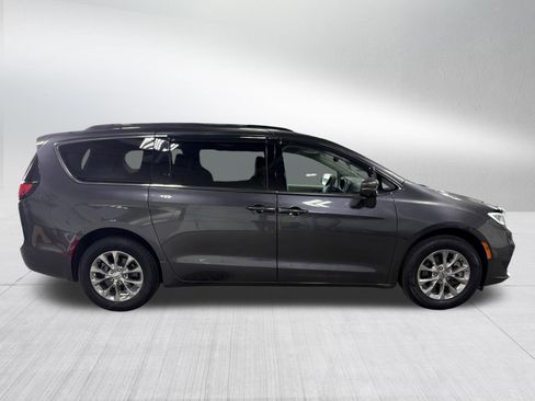 Used 2022 Chrysler Pacifica Touring-L w/ Uconnect Theater Family Group AWD/4WD image 8