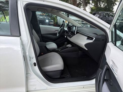 Used 2021 Toyota Corolla LE FWD image 19