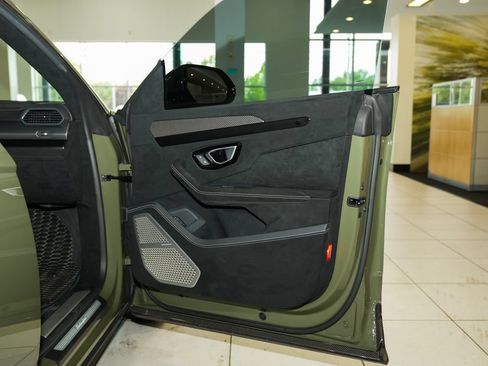 Used 2023 Lamborghini Urus Performante AWD/4WD image 70