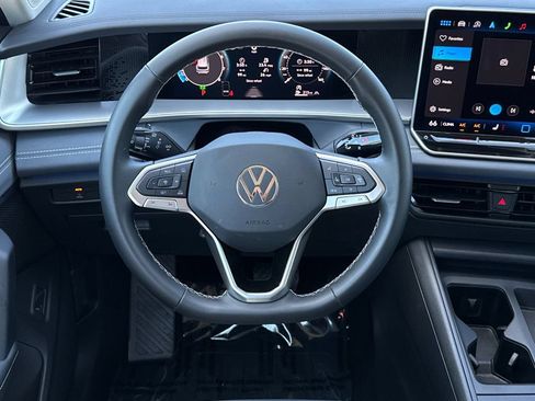 Used 2025 Volkswagen Tiguan SE AWD/4WD image 14
