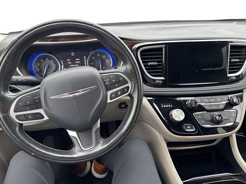 Used 2022 Chrysler Pacifica Limited FWD image 12