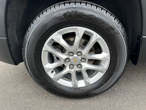 Used 2023 Chevrolet Traverse LS image 9
