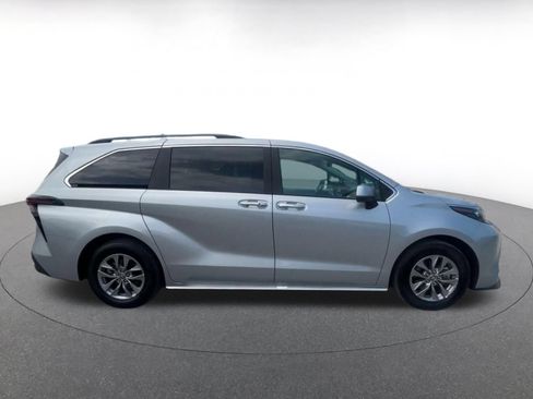 Used 2025 Toyota Sienna XLE FWD image 13