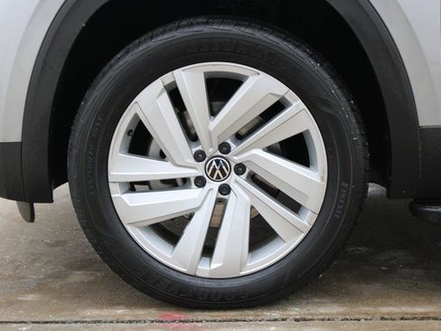 Certified 2021 Volkswagen Atlas Cross Sport SE image 30