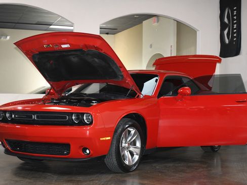 Used 2020 Dodge Challenger SXT image 90