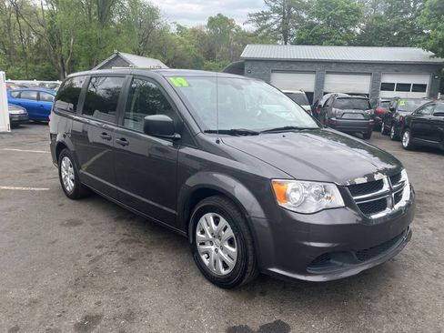 Used 2019 Dodge Grand Caravan SE w/ UConnect Hands-Free Group FWD image 5
