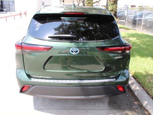 Used 2024 Toyota Highlander XLE FWD image 7
