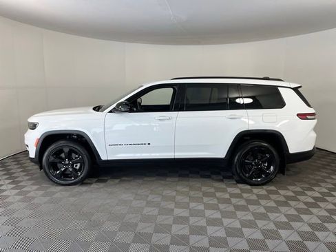 Used 2023 Jeep Grand Cherokee L Laredo image 4