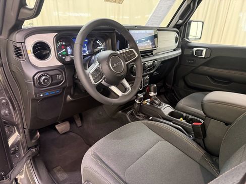 Used 2025 Jeep Wrangler Sahara image 28