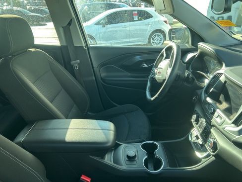 Used 2024 GMC Terrain SLE image 3