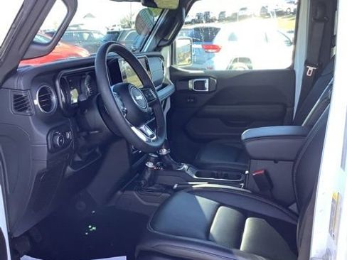 Certified 2025 Jeep Wrangler Sahara w/ Technology Group image 12