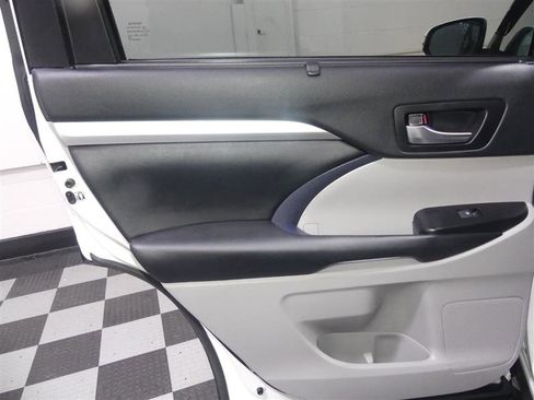 Used 2019 Toyota Highlander XLE image 25