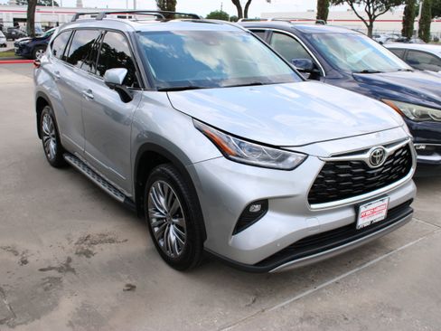 Used 2023 Toyota Highlander Platinum FWD image 2
