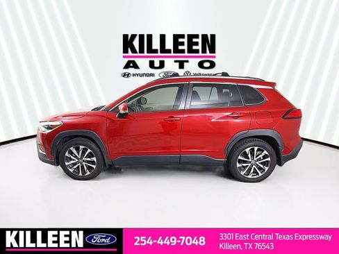 Used 2022 Toyota Corolla Cross XLE w/ Convenience Package FWD image 4