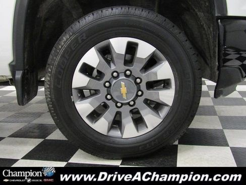 Used 2024 Chevrolet Silverado 2500 Custom w/ Custom Value Package image 3