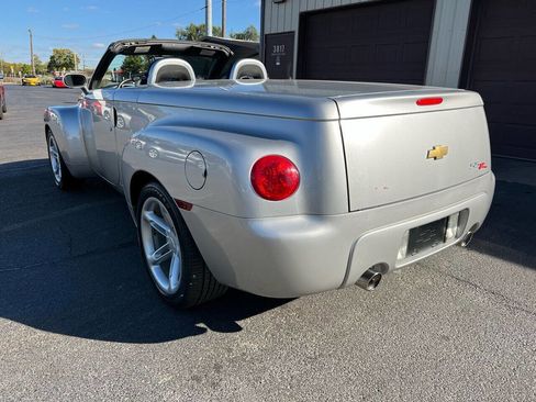 Used 2004 Chevrolet SSR w/ Preferred Equipment Group image 23