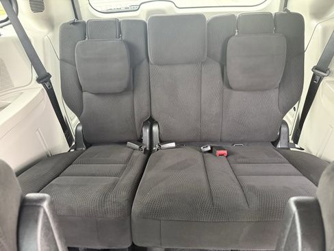 Used 2016 Dodge Grand Caravan SE image 31