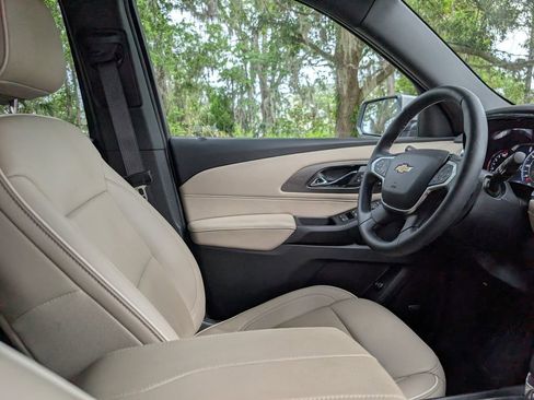 Used 2023 Chevrolet Traverse Premier FWD image 13