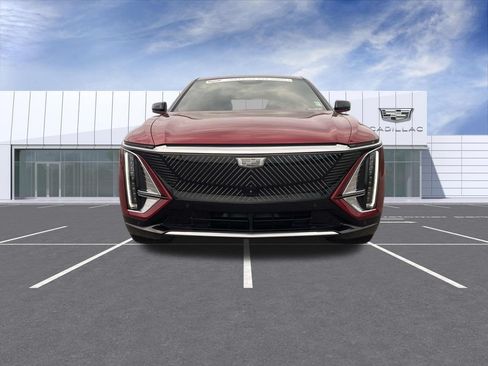 Certified 2024 Cadillac Lyriq Luxury AWD/4WD image 3
