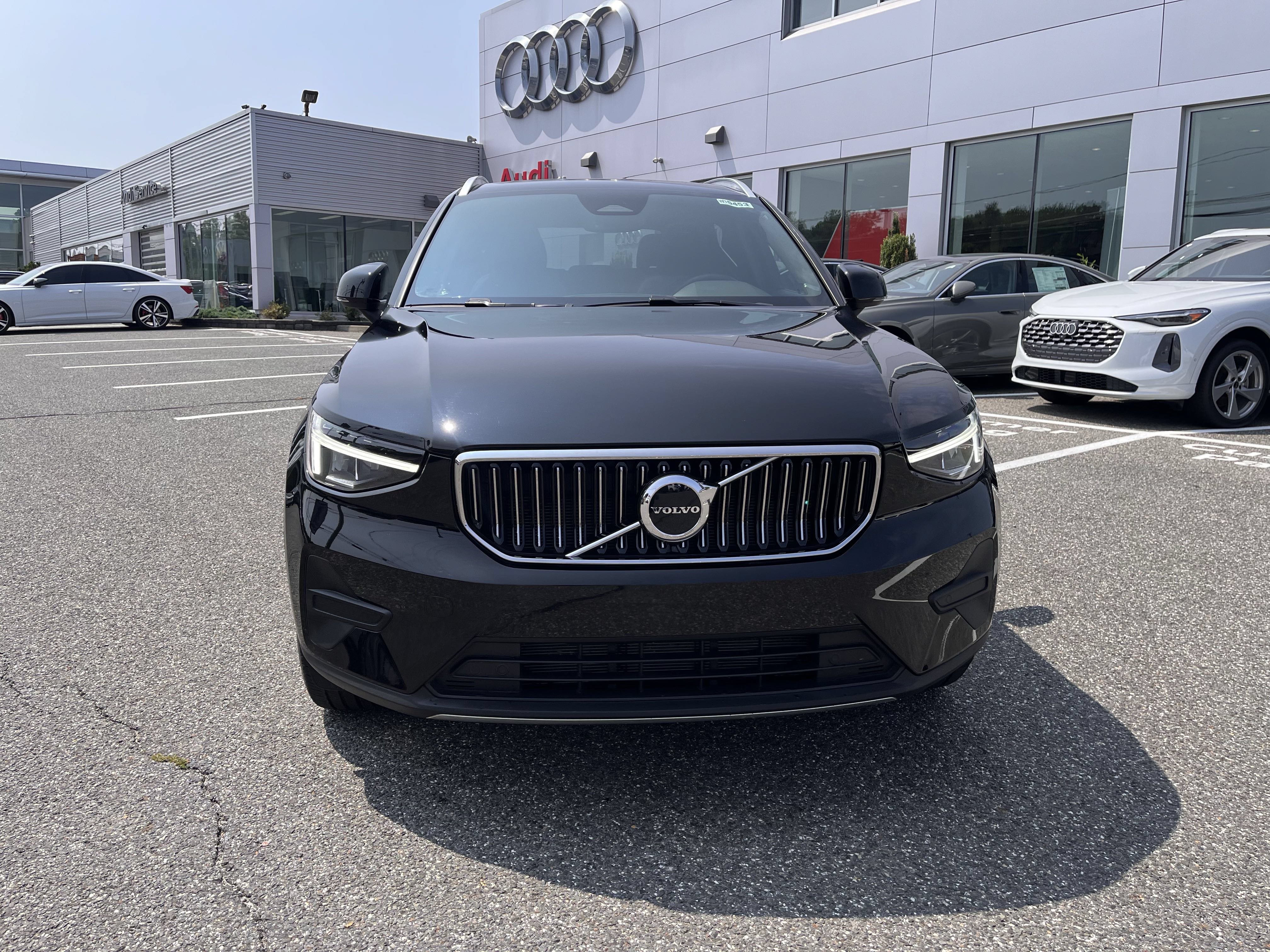 Certified 2025 Volvo XC40 B5 Core AWD/4WD image 2