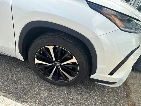 Used 2021 Toyota Highlander XSE AWD/4WD image 3