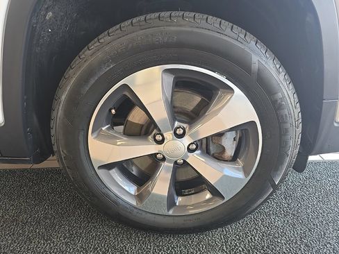 Used 2019 Jeep Cherokee Limited AWD/4WD image 39