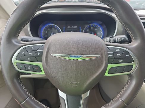 Used 2017 Chrysler Pacifica Touring-L FWD image 15
