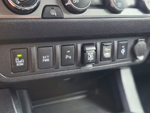 Used 2019 Toyota Tacoma TRD Sport image 32