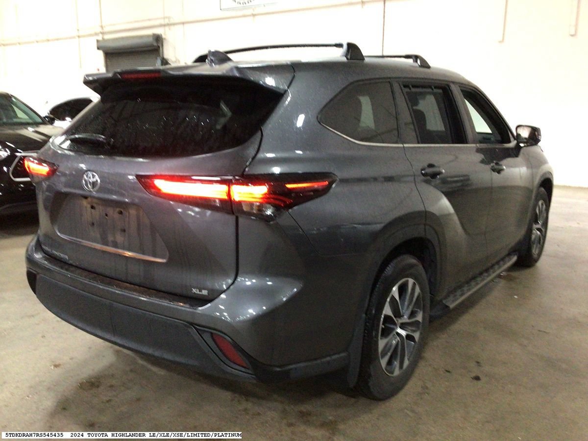 Used 2024 Toyota Highlander XLE FWD image 5