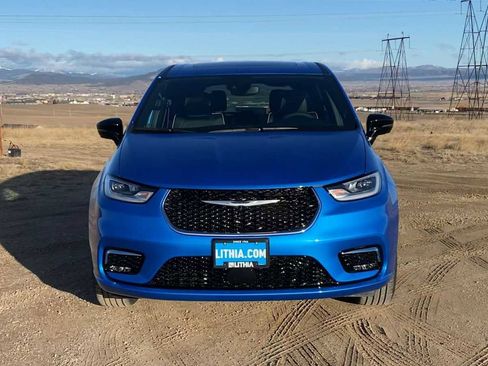 New 2026 Chrysler Pacifica Limited image 3