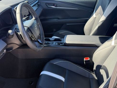 Used 2026 Toyota Camry SE image 5