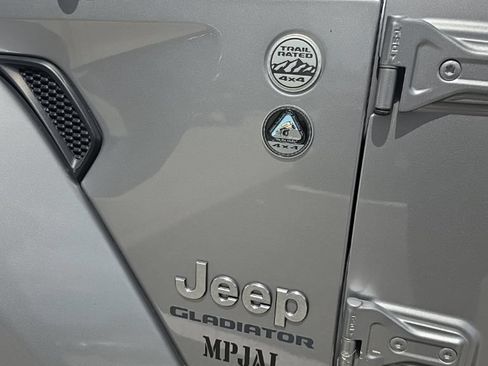 Used 2020 Jeep Gladiator Overland AWD/4WD image 6