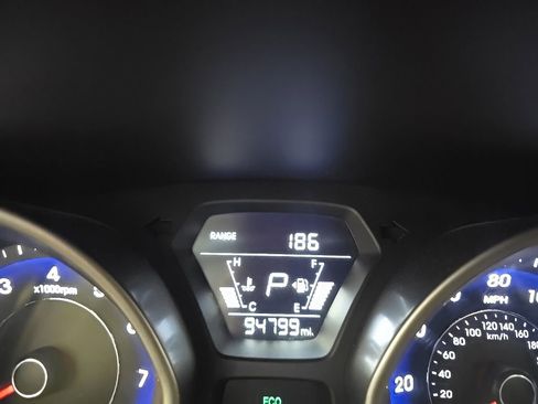 Used 2015 Hyundai Elantra SE w/ Option Group 03 FWD image 7