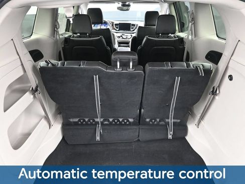 Used 2024 Chrysler Pacifica Limited FWD image 13