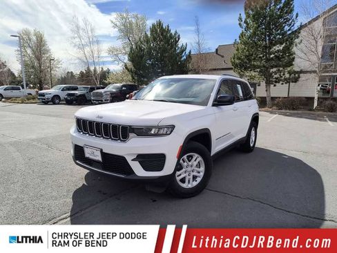 Used 2023 Jeep Grand Cherokee Laredo image 1