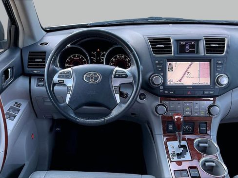 Used 2012 Toyota Highlander Limited w/ Tow Pkg FWD image 6