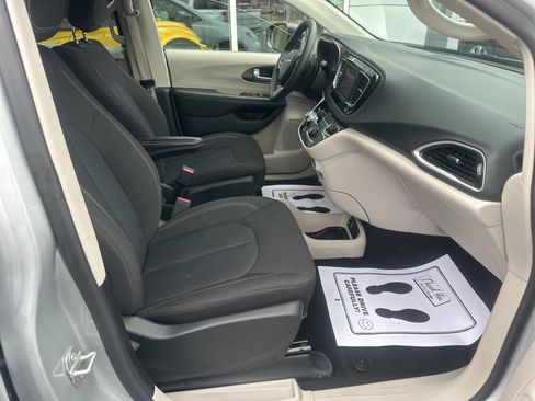 Used 2024 Chrysler Voyager LX FWD image 8