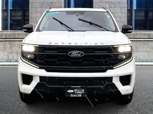 Certified 2025 Ford Expedition Active image 3