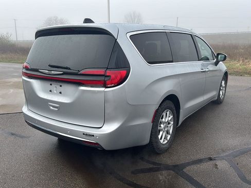 Used 2023 Chrysler Pacifica Touring image 5