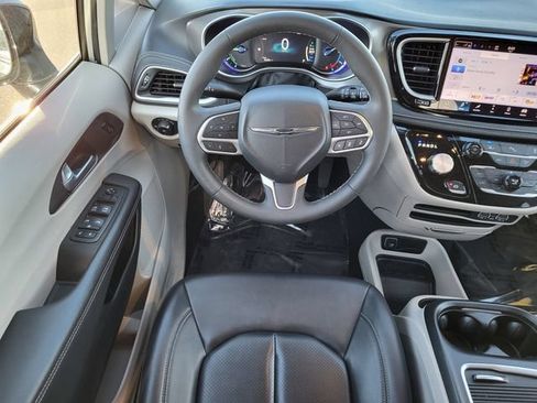 Certified 2024 Chrysler Pacifica Limited FWD image 21