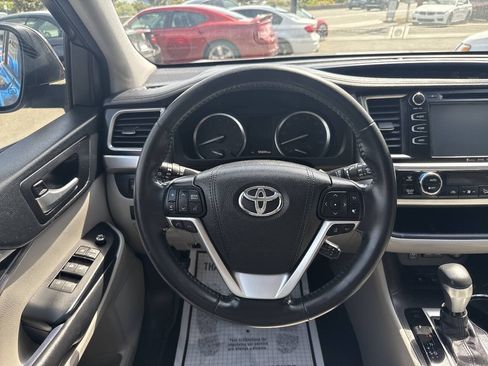 Used 2017 Toyota Highlander XLE AWD/4WD image 23