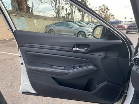 Used 2025 Nissan Altima 2.5 SV image 18