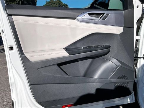 New 2026 Volkswagen Taos SE image 10