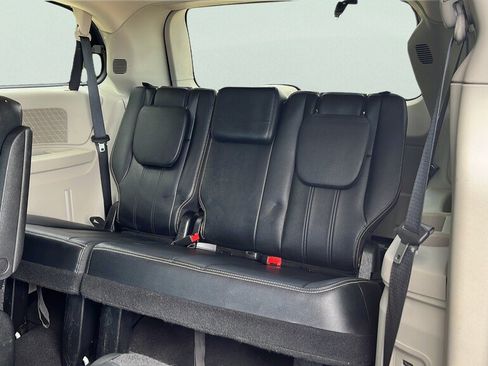 Used 2015 Chrysler Town & Country Touring FWD image 18