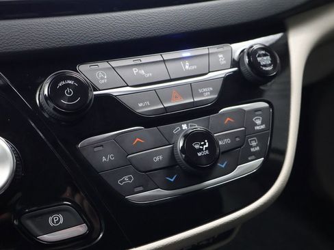 Used 2023 Chrysler Pacifica Touring-L image 28