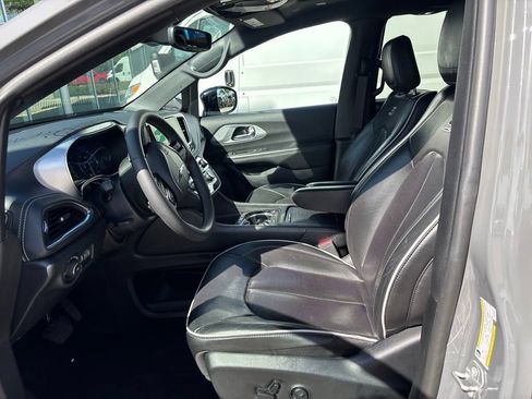 Used 2025 Chrysler Pacifica Limited FWD image 6
