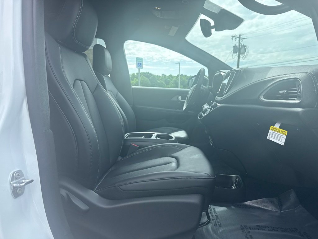 New 2027 Chrysler Pacifica Select AWD/4WD image 12